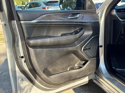 Certified 2023 Jeep Grand Cherokee L Overland image 18