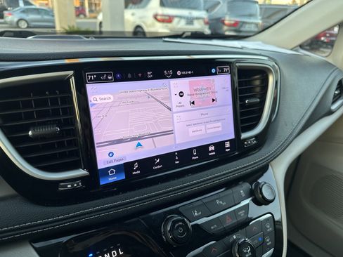 Used 2024 Chrysler Pacifica Select image 14