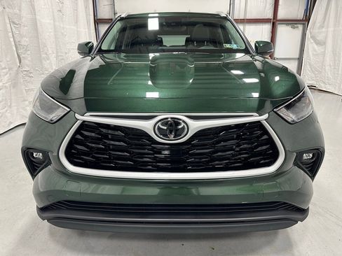 Used 2025 Toyota Highlander XLE image 2