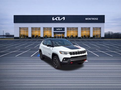 Used 2025 Jeep Compass Trailhawk AWD/4WD image 3