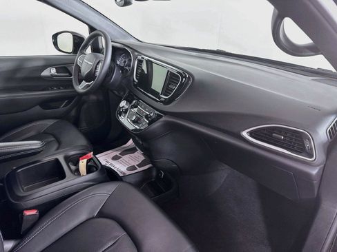 Used 2025 Chrysler Pacifica Select FWD image 28