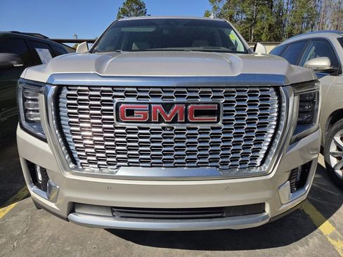 Used 2021 GMC Yukon XL Denali w/ Denali Premium Package image 3