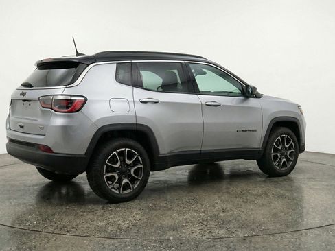 Used 2025 Jeep Compass Trailhawk AWD/4WD image 9