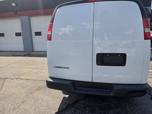 Used 2018 Chevrolet Express 2500 w/ Driver Convenience Package RWD image 4