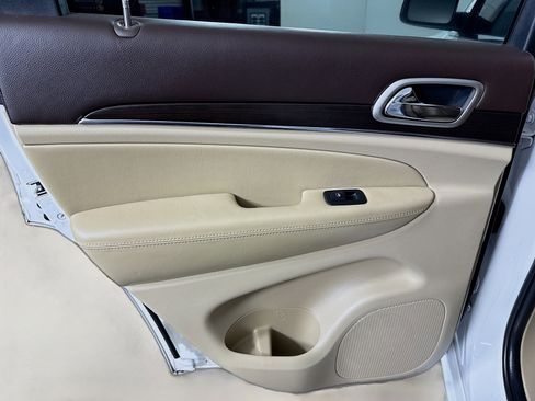 Used 2018 Jeep Grand Cherokee Overland image 26