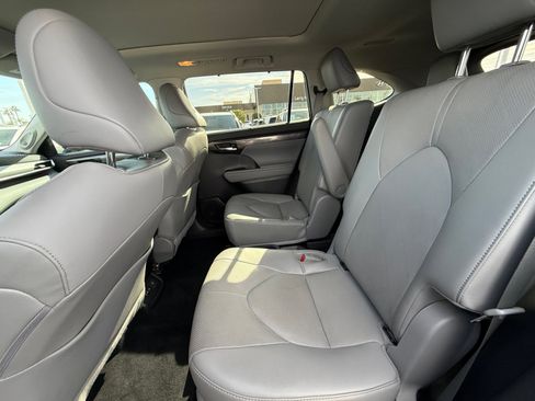 Used 2022 Toyota Highlander Platinum image 17