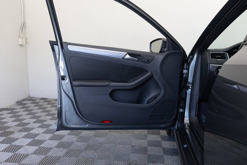 Used 2016 Volkswagen Jetta Sport FWD image 15