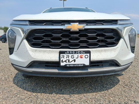 Used 2024 Chevrolet Trax LT w/ Driver Confidence Package FWD image 5