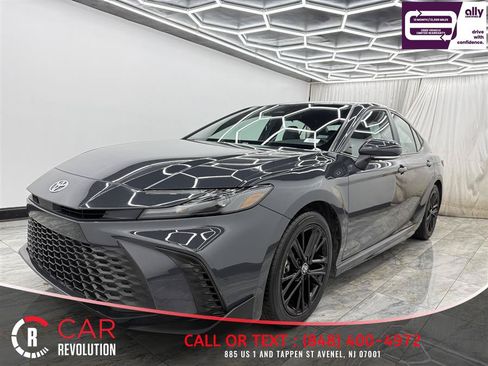 Used 2025 Toyota Camry SE FWD image 3