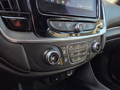 Used 2022 Chevrolet Traverse LT image 18