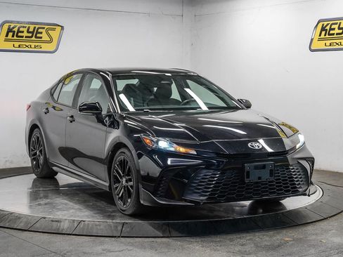 Used 2025 Toyota Camry SE FWD image 5