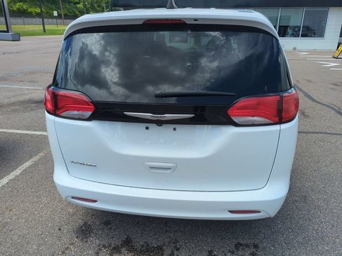 Used 2023 Chrysler Voyager LX FWD image 5