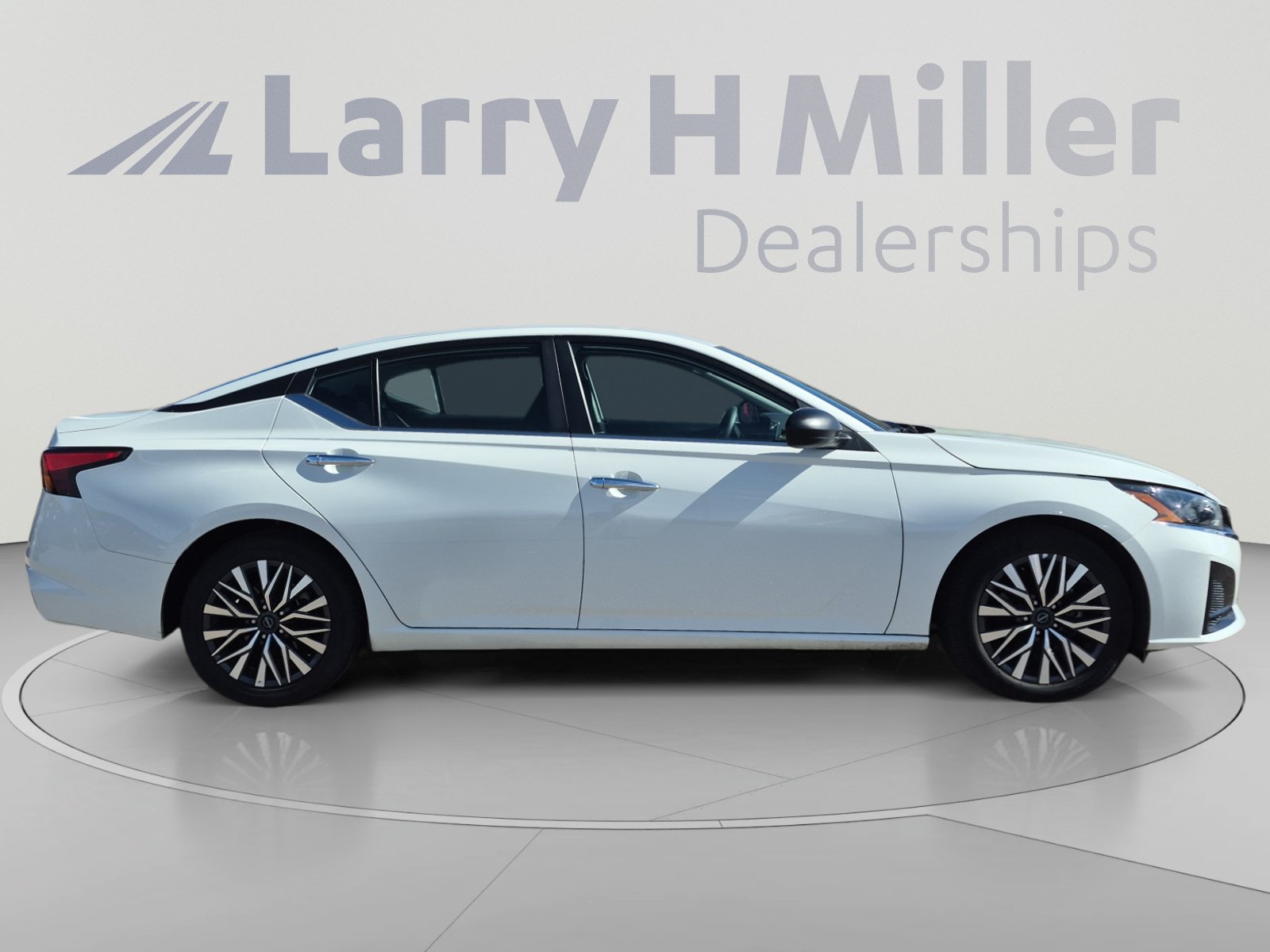 Used 2025 Nissan Altima 2.5 SV FWD image 6