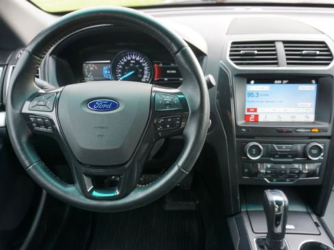 Used 2017 Ford Explorer XLT AWD/4WD image 9