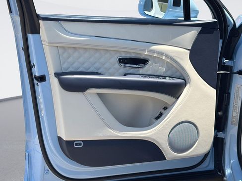 Used 2023 Bentley Bentayga Plug-In Hybrid AWD/4WD image 19