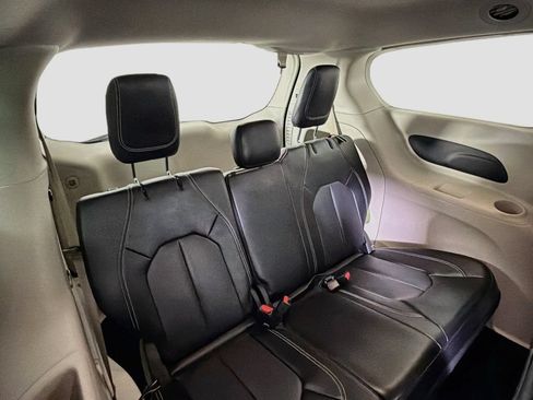 Used 2023 Chrysler Pacifica Touring-L FWD image 29