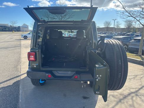 Used 2023 Jeep Wrangler Unlimited Sahara w/ Cold Weather Group AWD/4WD image 7
