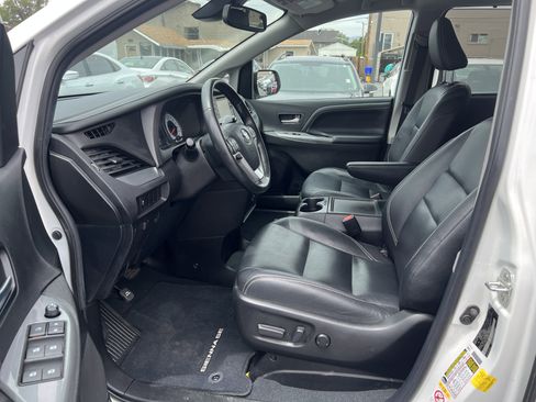 Used 2019 Toyota Sienna SE w/ Carpet Mat Package FWD image 11