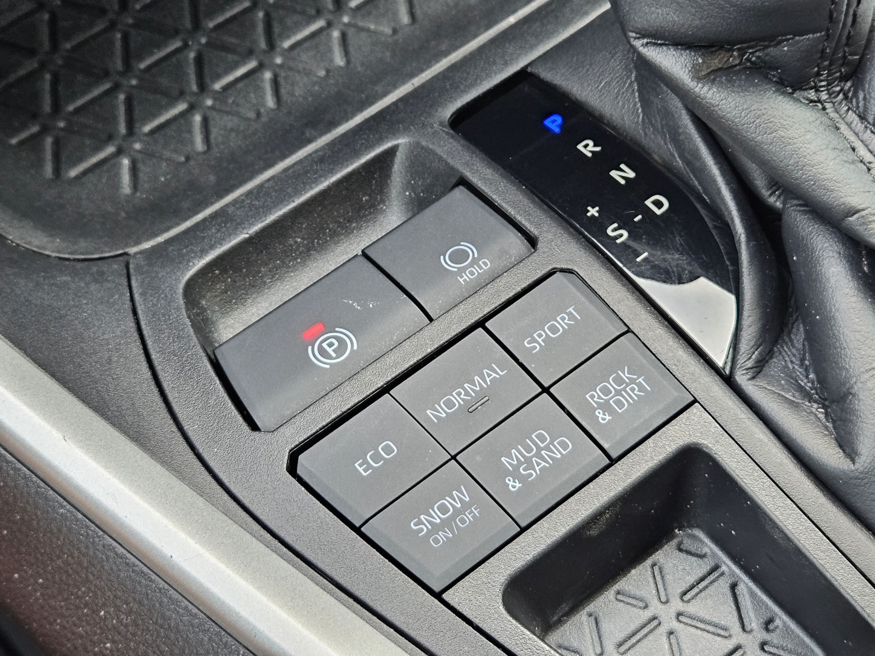 Used 2021 Toyota RAV4 LE AWD/4WD image 19