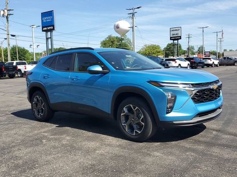 New 2026 Chevrolet Trax LT w/ LT Convenience Package FWD image 3