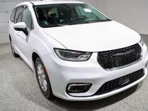 Used 2023 Chrysler Pacifica Touring-L FWD image 5