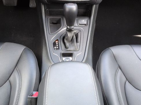 Used 2022 Jeep Cherokee Latitude Lux w/ Sun & Sound Group image 19