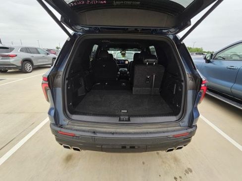 Used 2025 Chevrolet Traverse LT w/ Midnight/Sport Edition FWD image 5
