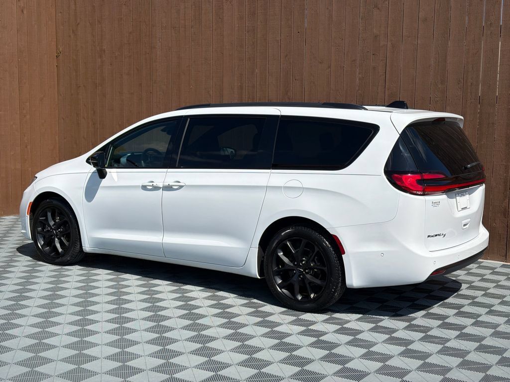 Used 2024 Chrysler Pacifica Touring-L w/ S Appearance Package FWD image 15