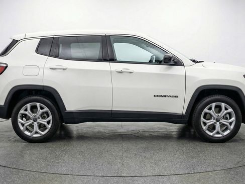 Used 2025 Jeep Compass Latitude image 11
