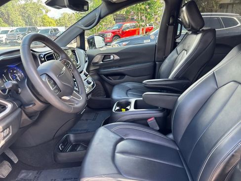 Used 2025 Chrysler Pacifica Select FWD image 10
