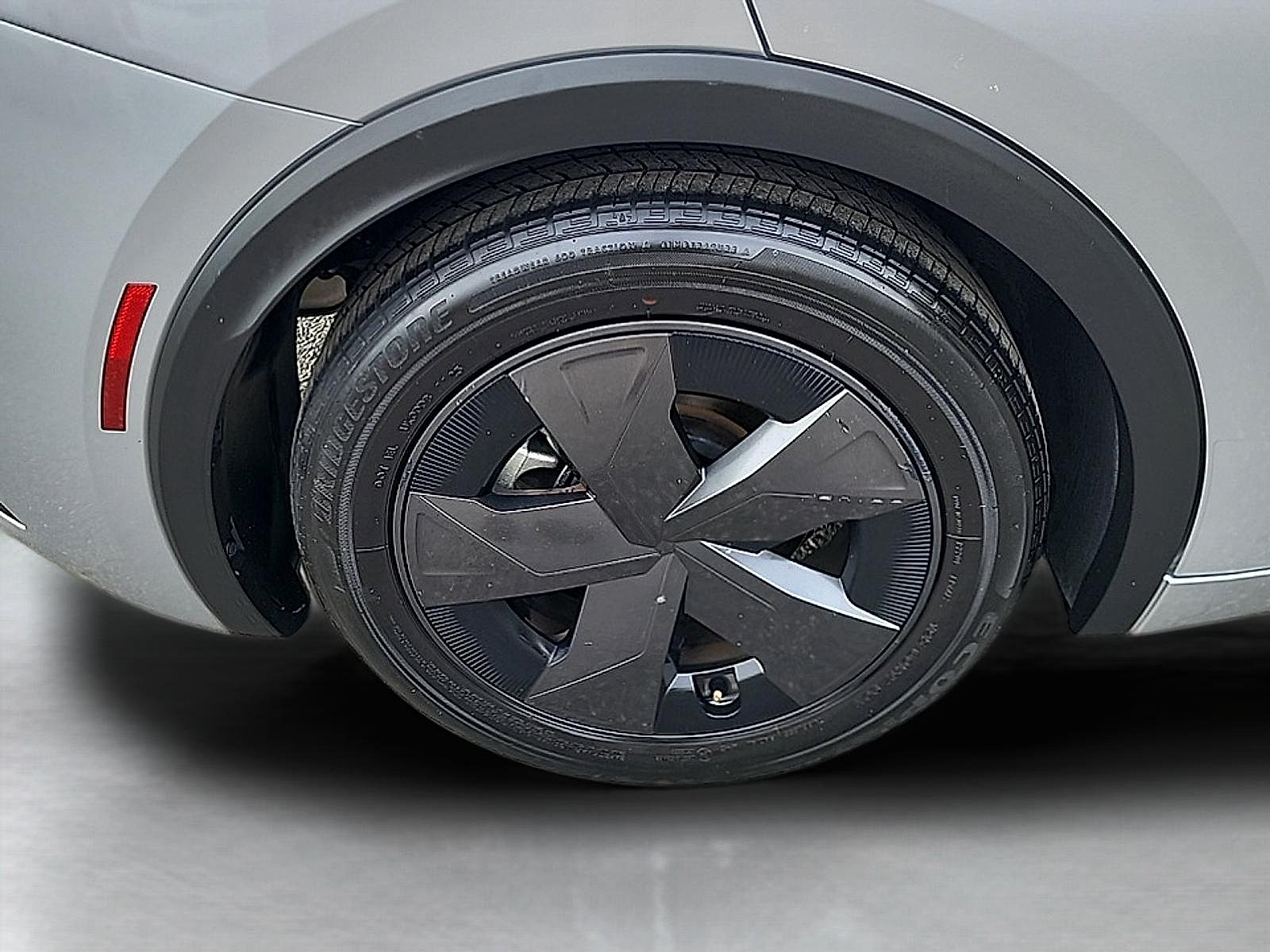 Used 2025 Toyota Prius LE FWD image 9