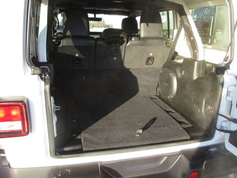 Used 2021 Jeep Wrangler Unlimited Sahara image 10