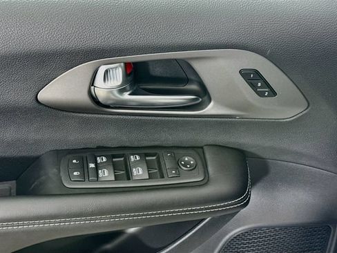 New 2027 Chrysler Pacifica Select FWD image 17