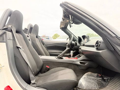 Used 2020 MAZDA MX-5 Miata Sport RWD image 30