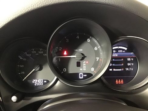 Certified 2024 Porsche Macan AWD/4WD image 32