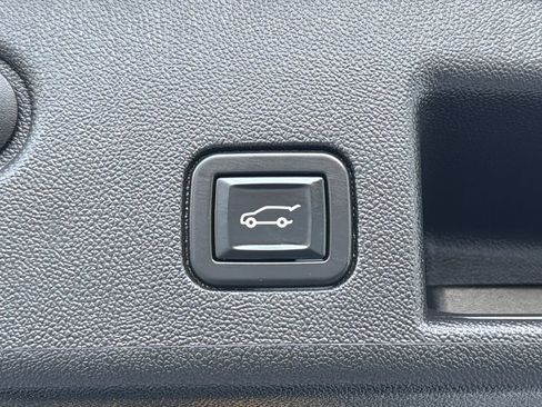 Used 2023 Chevrolet Equinox LT image 38