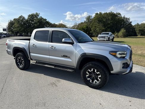 Used 2022 Toyota Tacoma TRD Off-Road image 2