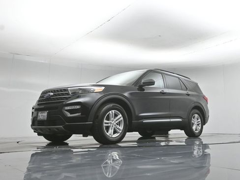 Used 2024 Ford Explorer XLT w/ Equipment Group 202A RWD image 49