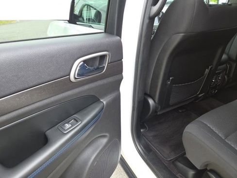 Used 2018 Jeep Grand Cherokee Laredo AWD/4WD image 18
