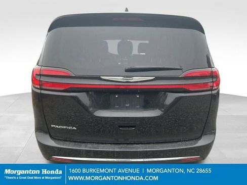 Used 2024 Chrysler Pacifica Touring-L image 8