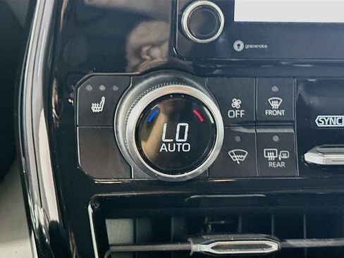 Used 2022 Toyota Highlander XLE AWD/4WD image 17
