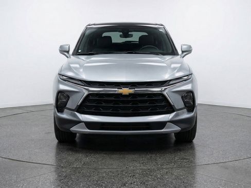 Used 2025 Chevrolet Blazer LT FWD image 2