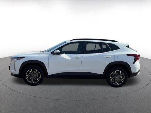 Used 2025 Chevrolet Trax LT w/ LT Convenience Package image 8