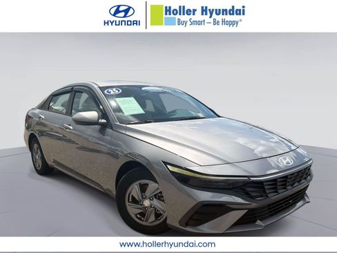 Certified 2025 Hyundai Elantra SE FWD image 1