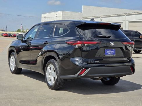 Used 2024 Toyota Highlander LE FWD image 7