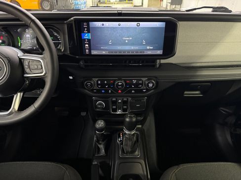 Used 2024 Jeep Wrangler Unlimited Sahara AWD/4WD image 15