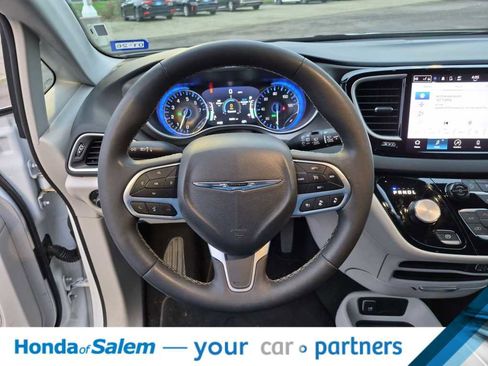 Used 2024 Chrysler Pacifica Touring-L image 15