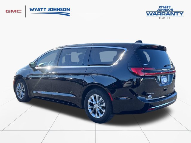 Used 2026 Chrysler Pacifica Limited FWD image 3
