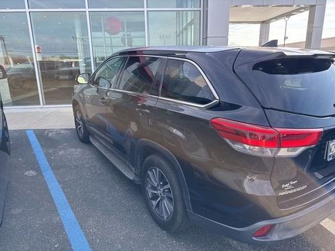 Used 2017 Toyota Highlander XLE image 3