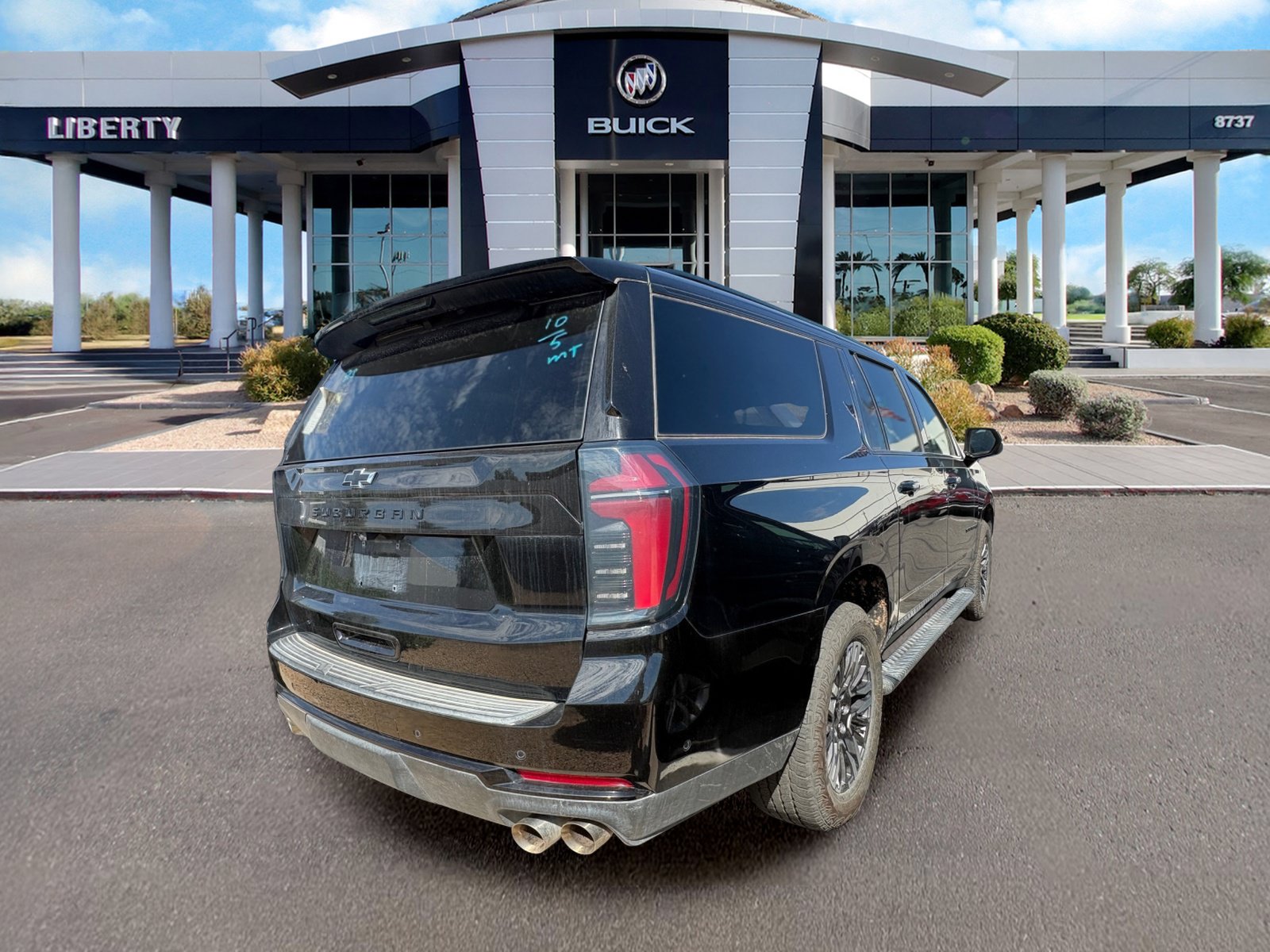 Used 2025 Chevrolet Suburban Z71 AWD/4WD image 2